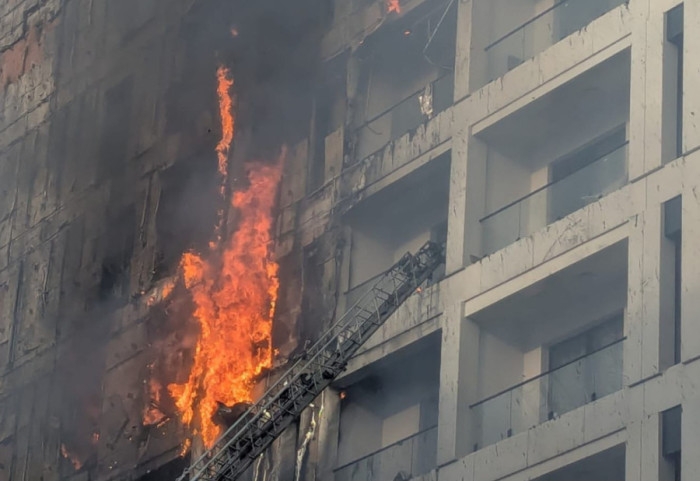 Zjarri te pallati pranë QSUT, katër të arrestuar. Në kërkim ndërtuesi i pallatit
