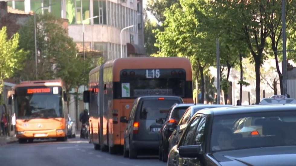 Qytetarët pritje të gjata në stacion, kolaps në transportin publik pas reduktimit të flotës