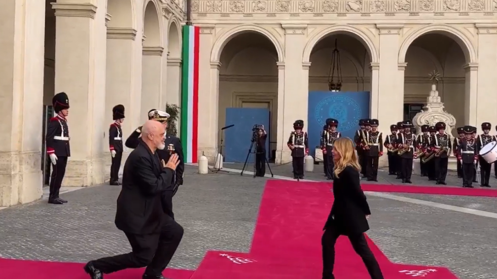 Rama sërish në gjunjë para Melonit, nis vizita në Itali