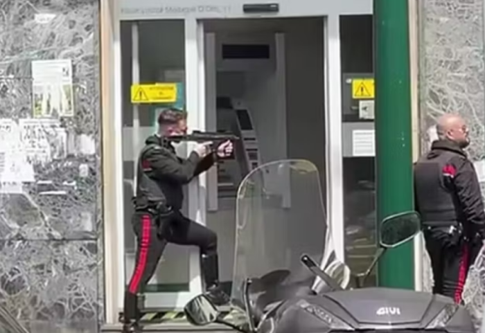 Grabitje e frikshme në një bankë në Napoli, autorët marrin 25 persona peng, më pas zhduken