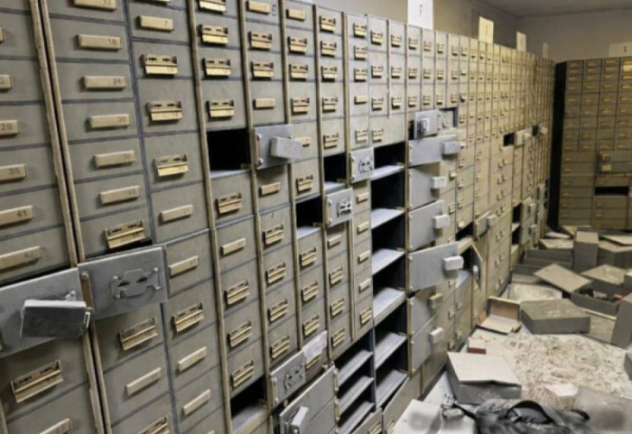 Grabitësit si aktorë amerikanë, dalin pamjet brenda bankës së grabitur në Napoli