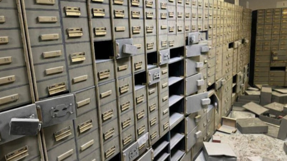 Grabitësit si aktorë amerikanë, dalin pamjet brenda bankës së grabitur në Napoli