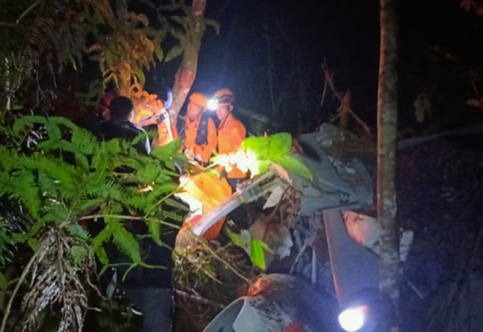 Rrëzohet helikopteri në Indonezi, humbin jetën 8 persona