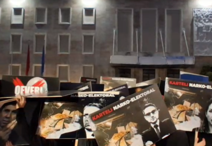 Xhaferri në protestë: Paratë tuaja nuk shkojnë për shkolla më të mira, por në xhepat e një grushti personash