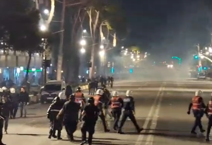 Molotov e fishekzjarrë drejt Kryeministrisë, policia ndërhyn menjëherë dhe shoqëron disa persona