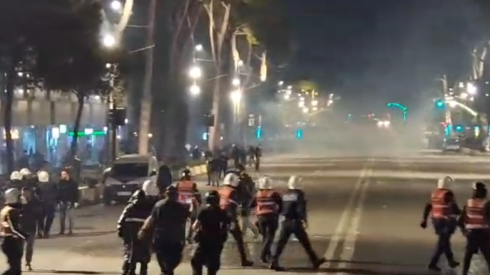 Molotov dhe gaz lotsjellës, disa të lënduar, policia arreston disa protestues