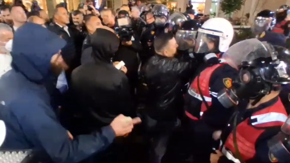 Përplasjet me policinë në protestë, Berisha: Sulme çnjerëzore ndaj protestuesve, Rama urdhëroi goditjen e Kalasë