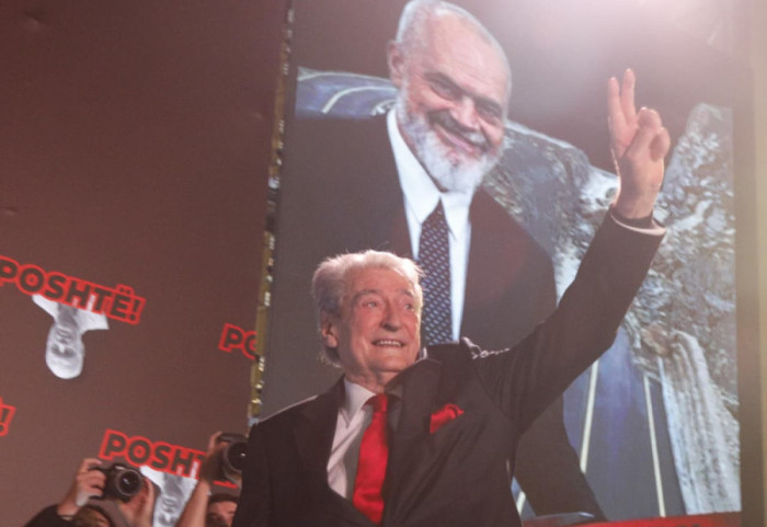 3 orë protestë, policia 'u fik' molotovin demokratëve, 20 të shoqëruar. Berisha: E tmerruam regjimin!