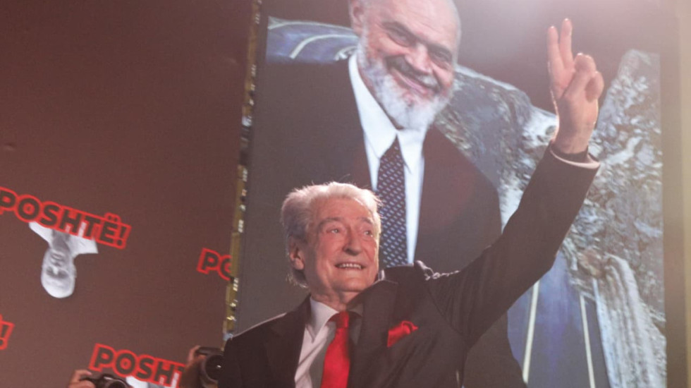 3 orë protestë, policia 'u fik' molotovin demokratëve, 20 të shoqëruar. Berisha: E tmerruam regjimin!