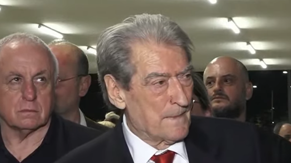 Berisha nga QSUT: Policia përdori “helm për verbimin e arinjve” ndaj protestuesve