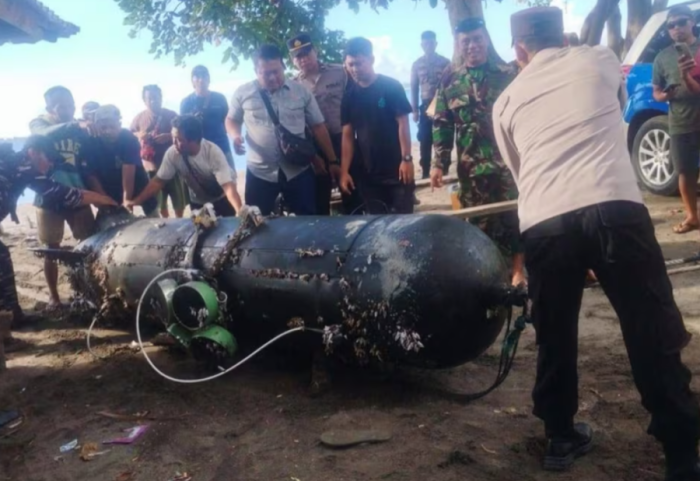 Peshkatari hedh rrjetën në det dhe kap… dronin kinez