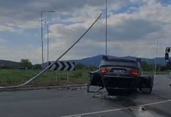 Makina përmbyset në mes të rrugës në Kukës