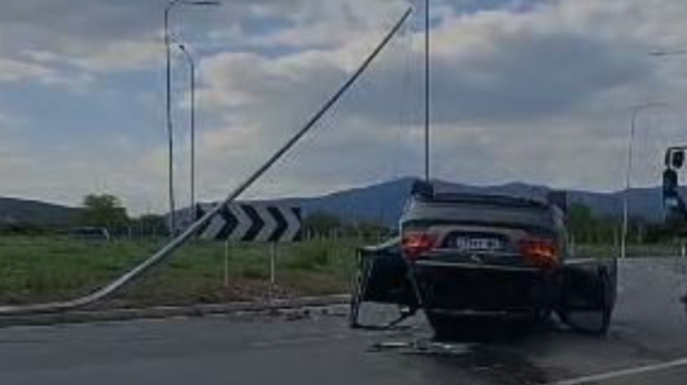 Makina përmbyset në mes të rrugës në Kukës