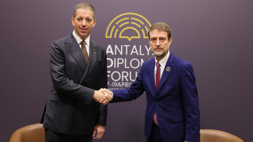 “Konsullatë shqiptare në Bujanoc”, ministri Hoxha takohet me homologun serb: Bashkëpunim dhe dialog me Kosovën