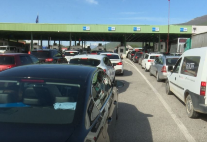 Dielli dynd shqiptarët drejt bregdetit, fluks i lartë në kufirin Shqipëri-Kosovë