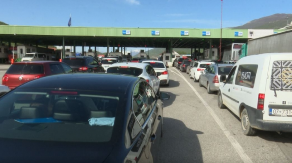 Dielli dynd shqiptarët drejt bregdetit, fluks i lartë në kufirin Shqipëri-Kosovë