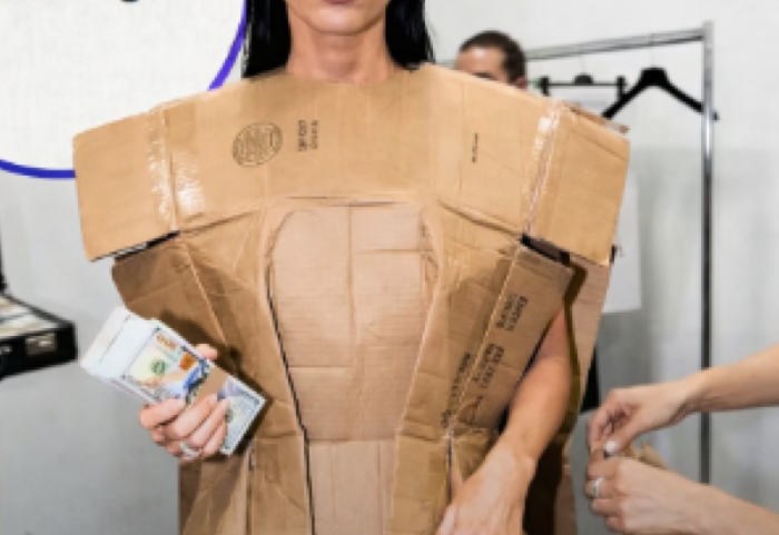 Balenciaga guxon sërish, krijon fustanin me kartonë 8900 euro