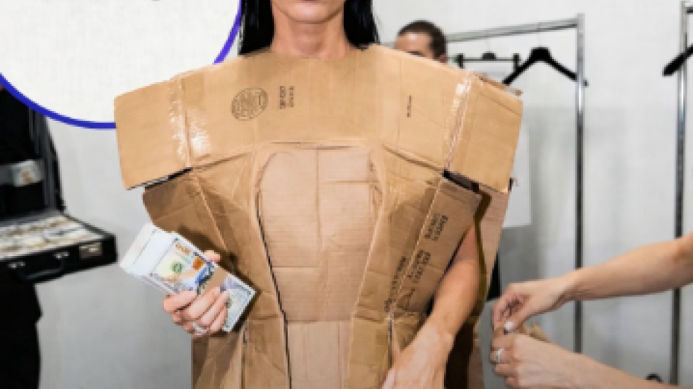 Balenciaga guxon sërish, krijon fustanin me kartonë 8900 euro