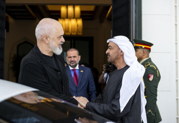 Rama poston pamje nga vizita në Abu Dhabi, takimi me Sheikun e Emirateve