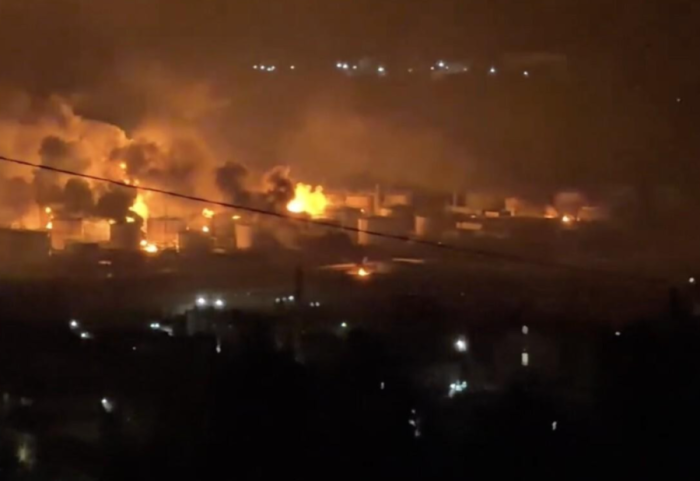 Porti kyç i Rusisë në Detin e Zi në flakë pas sulmit ukrainas