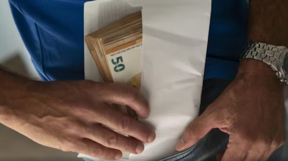 Favore seksuale dhe para për certifikata, zbulohet skandali në Itali