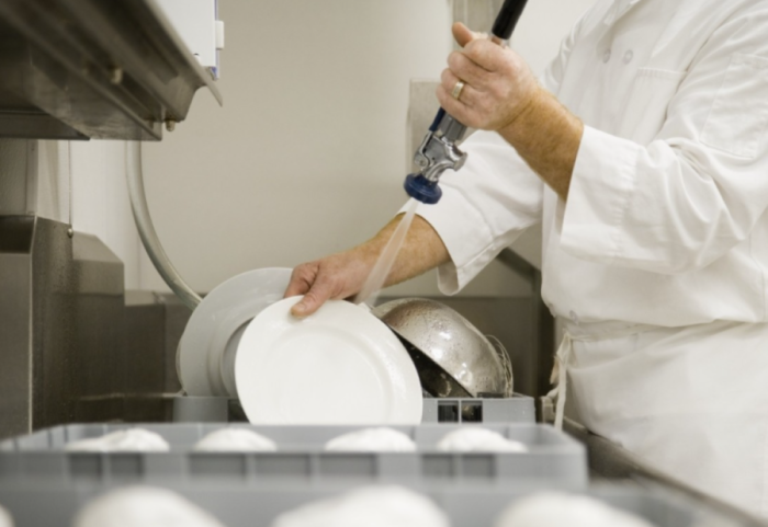 Kriza në industrinë e ushqimit, pse askush nuk dëshiron të lajë pjatat?