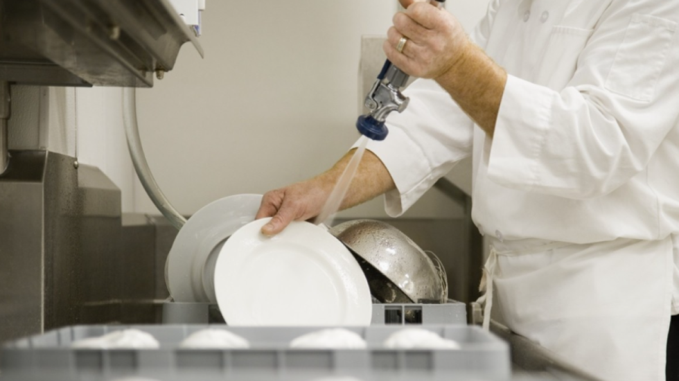 Kriza në industrinë e ushqimit, pse askush nuk dëshiron të lajë pjatat?